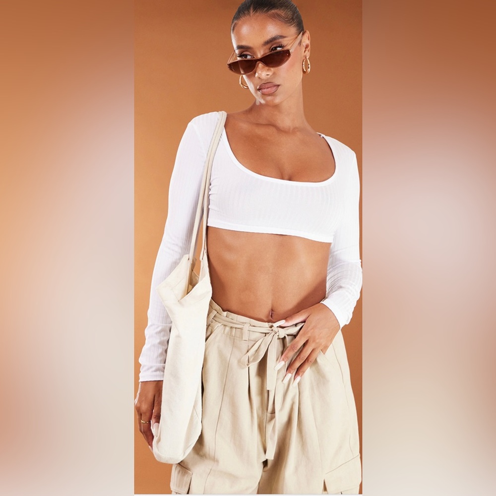 Basic white rib long sleeve crop top 
Size 2 & 4
Length approx 18cm/7”